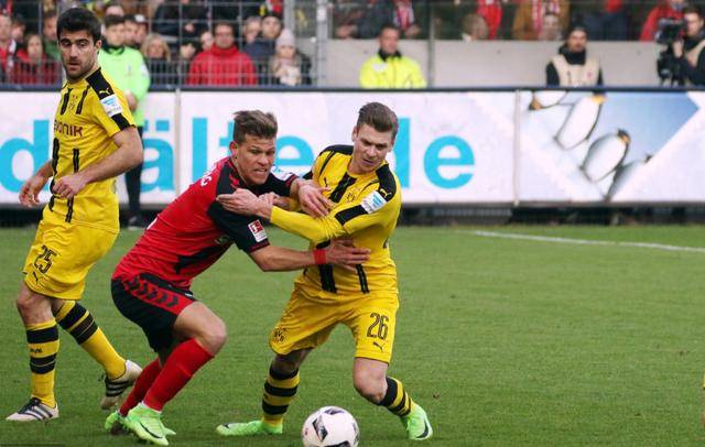  法兰克福客场逼平沃尔夫斯堡,防线固若金汤  